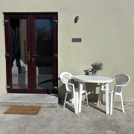 Private Detached Small Bedroom And Bathroom Only- This Is Not An Apartment Butlersbridge المظهر الخارجي الصورة