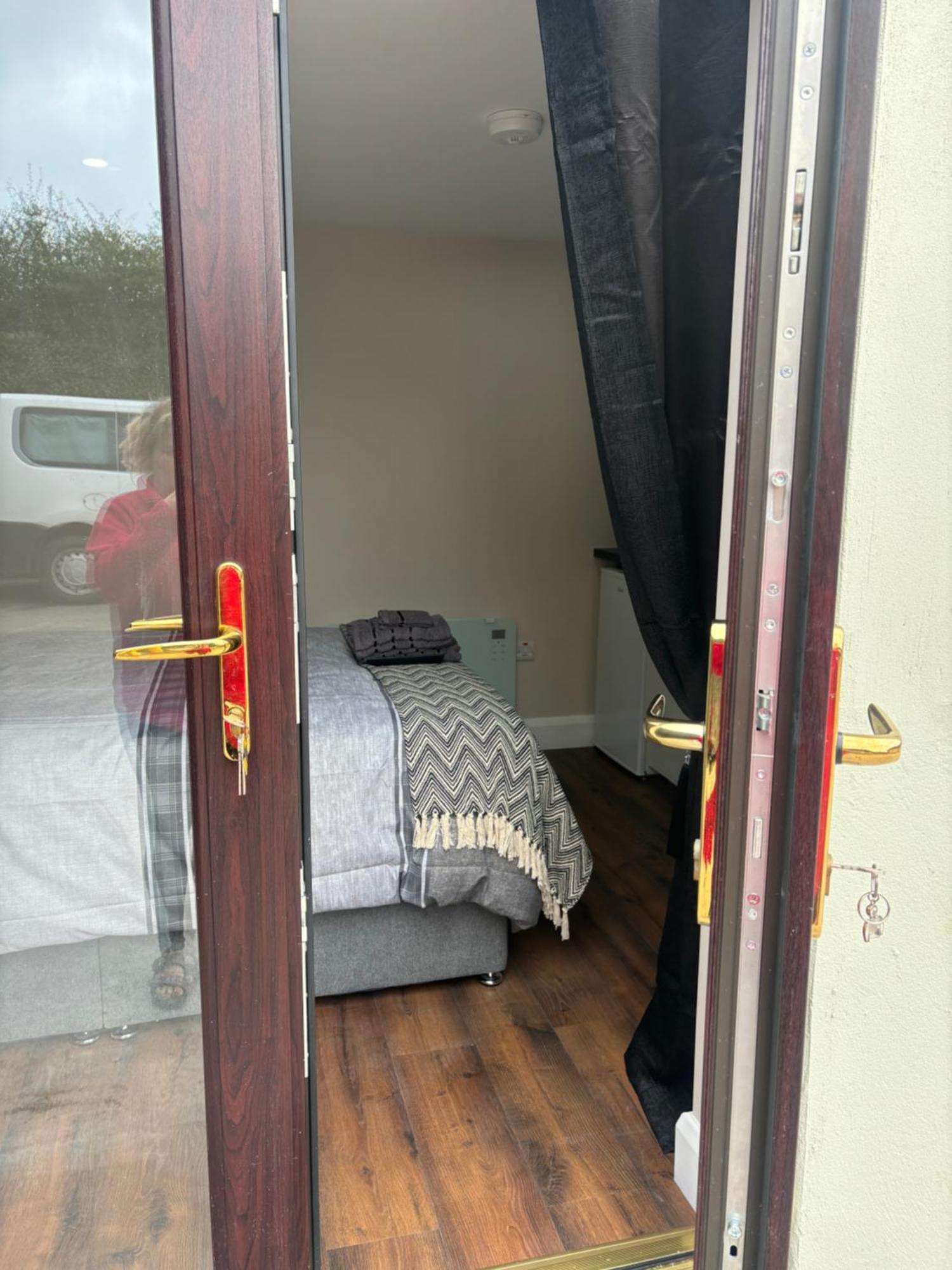 Private Detached Small Bedroom And Bathroom Only- This Is Not An Apartment Butlersbridge المظهر الخارجي الصورة