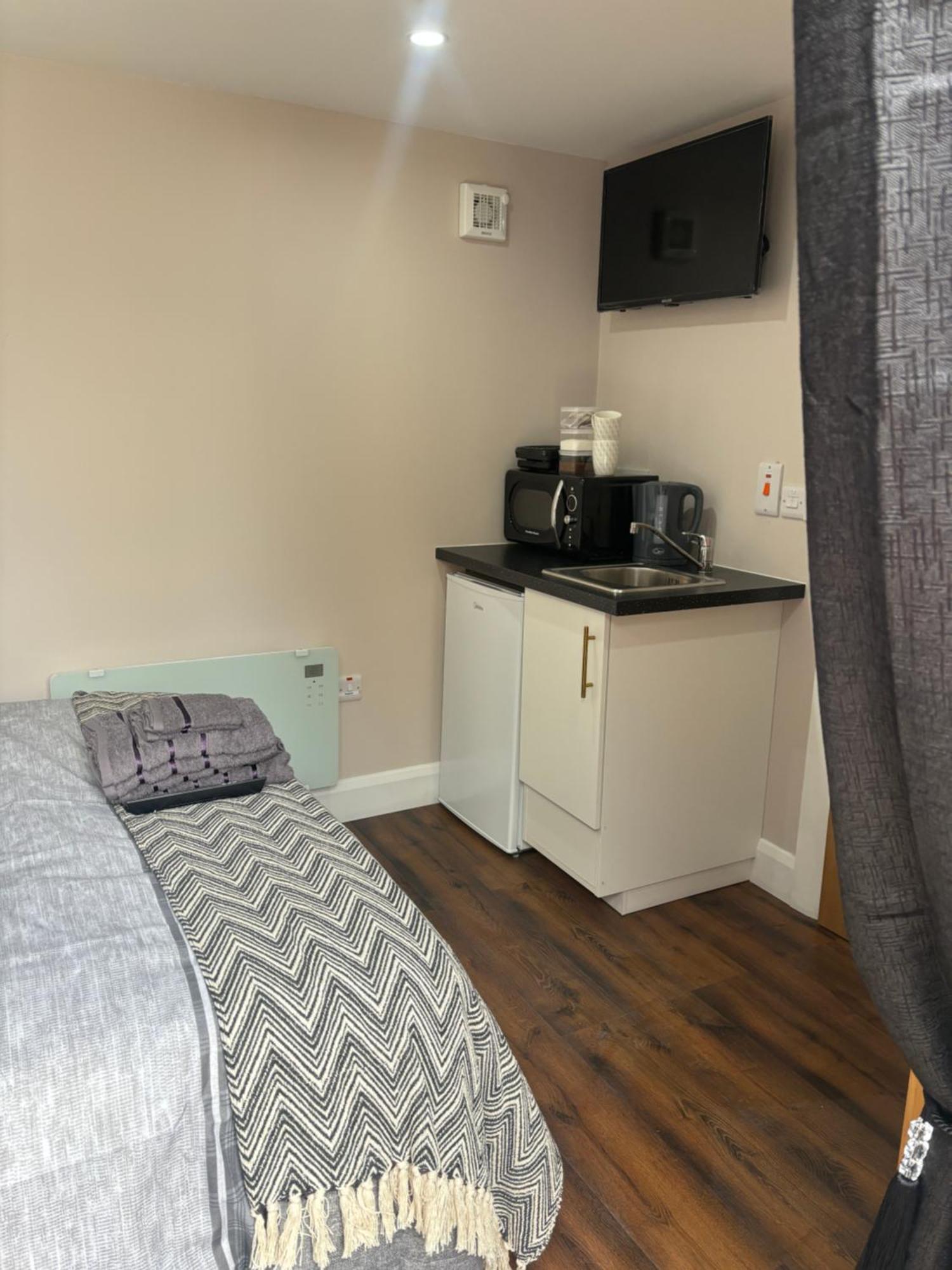 Private Detached Small Bedroom And Bathroom Only- This Is Not An Apartment Butlersbridge المظهر الخارجي الصورة