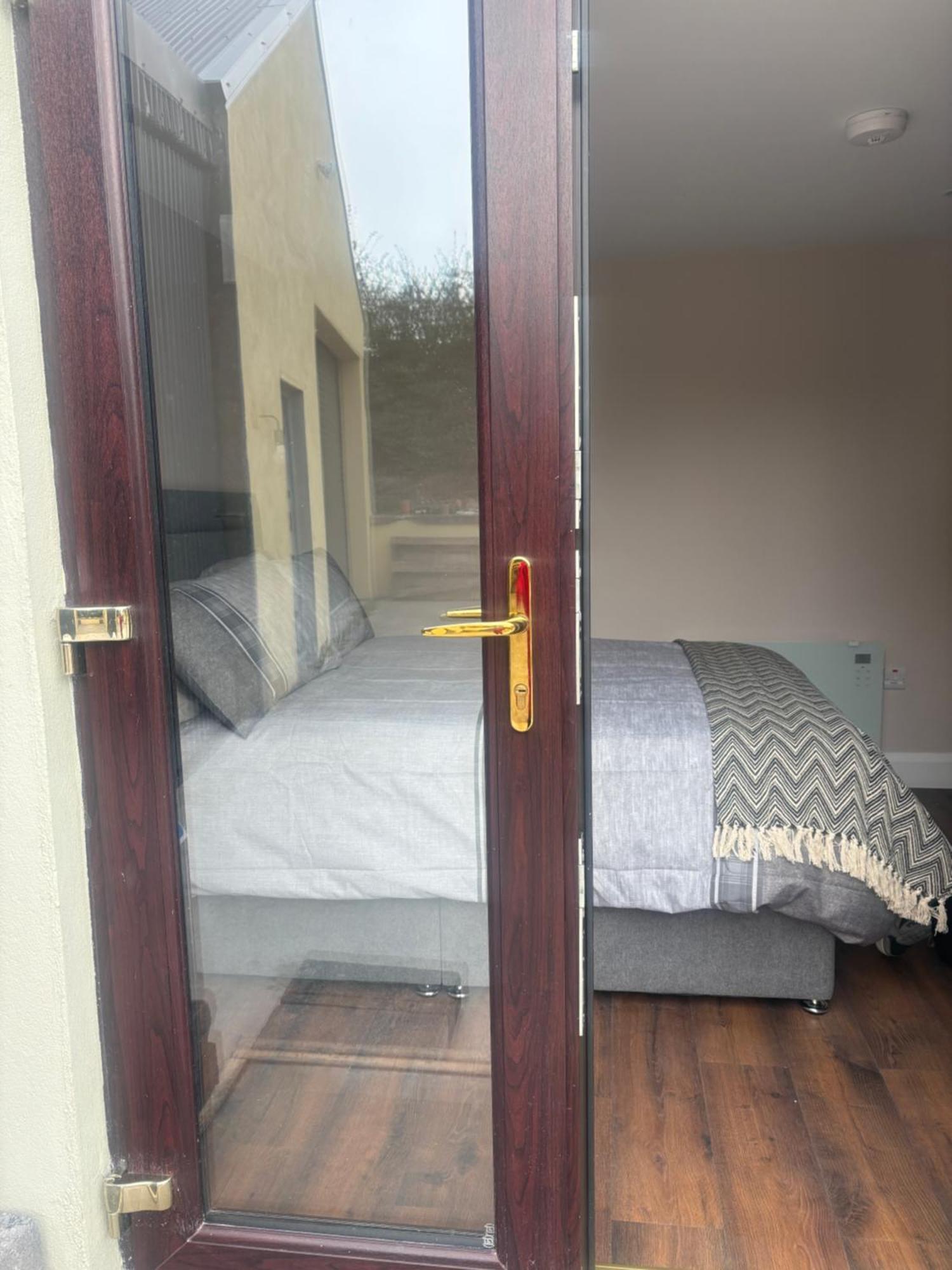 Private Detached Small Bedroom And Bathroom Only- This Is Not An Apartment Butlersbridge المظهر الخارجي الصورة